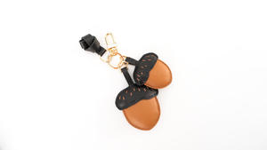 Llavero Artesanal de Cuero Zenos con Diseño de Doble ACORN, Portátil, Pequeño, para Bolsos y Coches - Product Image 2