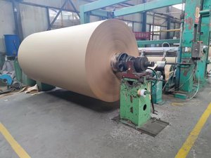 95 GSM kraft giấy Jumbo CuộN Chất lượng cao làm mát không khí Pads nguyên liệu Trinh Nữ gỗ bột giấy kraft giấy cuộn - Product Image 4