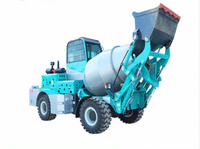 Opérations de construction urbaine efficaces avec un camion malaxeur à béton tricycle à composant central doté d'une pompe et d'une boîte de vitesses