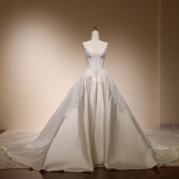 Robe de mariée avec encolure festonnée, corsage en dentelle transparente, fente avant, boutons perlés, traîne cathédrale, vente en gros, sur mesure