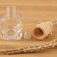 Diffuseur d'huiles essentielles suspendu en verre rechargeable de 8 ml, flacon de parfum vide pour voiture avec bouchon en bois, vente en gros