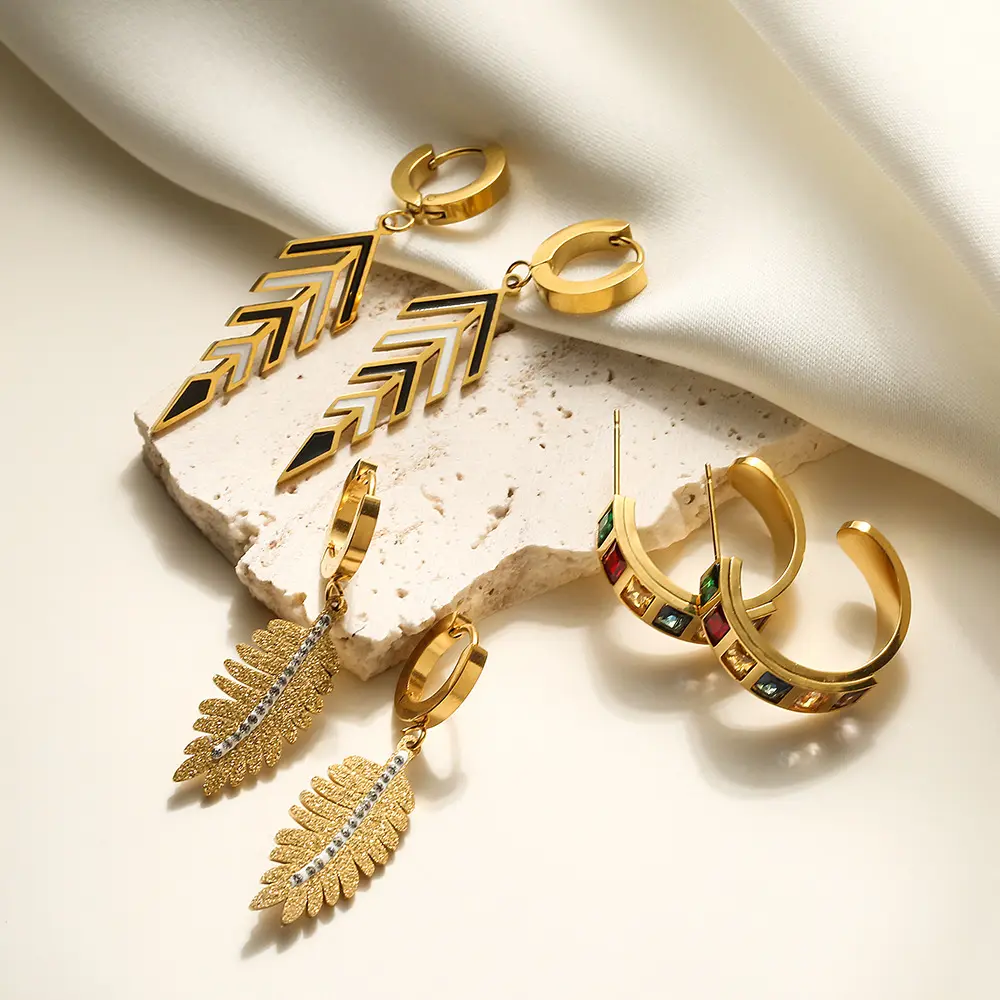 NUORO Fashion Sparkle Feather zircone colorato a forma di C Arrow orecchino a cerchio bianco nero per le donne orecchino pendente piuma all'ingrosso