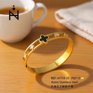 Bracciale in Acciaio Inossidabile con Design Floreale a Quattro Angoli Placcato Oro Gioielli da Donna - Product Image 3