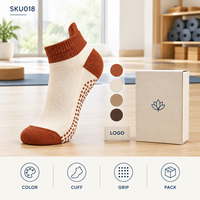 Chaussettes de yoga respirantes en maille, couleur crème rouille, avec blocs de couleur, antidérapantes, pour studio, ajustement flexible, couverture directionnelle, construction à bout plat