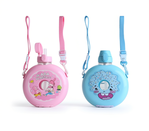 Botella de agua de plástico para niños de 600 ml con pajita abatible a prueba de fugas, con correa, diseño de dibujos animados para uso escolar - Product Image 1