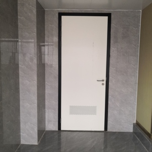 Porte Sanitaire en Acier Personnalisée avec Fenêtre en Verre et Persienne Perforée pour Zone Propre - Product Image 3