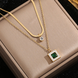 Collar Clásico con Colgante de Cristal Verde Esmeralda Cuadrado y Cadena Cubana Chapada en Oro de 18K para Mujer |   Resistente al agua y sin decoloración - Product Image 5