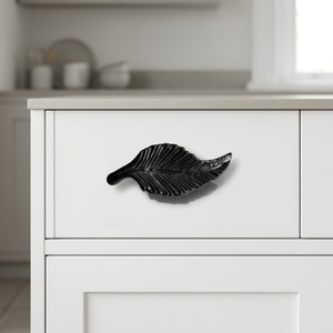 Poignée de tiroir en forme de feuille noire, quincaillerie métallique pour armoire, bouton unique en forme de feuille pour tiroirs, articles de mobilier d'intérieur de style moderne - Product Image 1