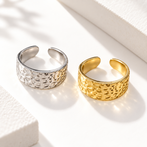 Bague ouverte réglable en acier inoxydable, texturée martelée, large, disponible en or et en argent - Product Image 1