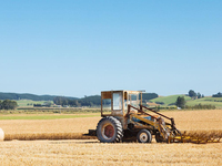 Moissonneuse-batteuse agricole AF88G 90 CV sur chenilles, efficace et à alimentation complète pour la récolte en ferme