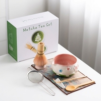 Ensemble de thé Matcha complet avec bol à thé Matcha à bec verseur, peint à la main et embossé motif fleur de cerisier, fouet Chasen et support pour fouet