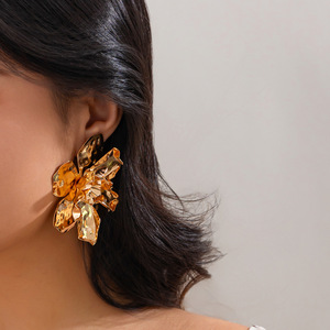 Boucles d'oreilles clous tendance en acier inoxydable plaqué or 14 carats avec fleur 3D volumineuse pour femme - Product Image 5