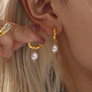 <span class=keywords><strong>2025</strong></span> Pendientes de tuerca de oro de 18 quilates a la moda para mujer con hebilla torcida de acero inoxidable Perla natural de agua dulce para regalo - Product Image 4