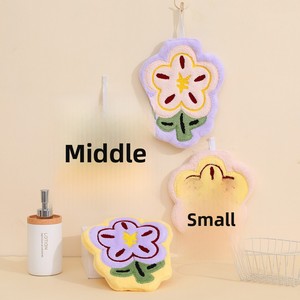 Paño de cocina colgante absorbente de forro polar coral con diseño de flores de dibujos animados, ideal para limpiar manos y fregar. - Product Image 3