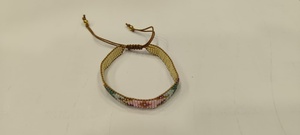 Bracelet en perles Miyuki Delica fait main Sstringz, rose pastel, vert sauge et blanc ivoire, avec motif géométrique floral, réglable - Product Image 3