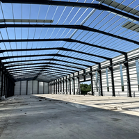Entrepôt préfabriqué moderne en structure acier, garage, hangar, grand espace, bâtiment industriel, atelier, logistique