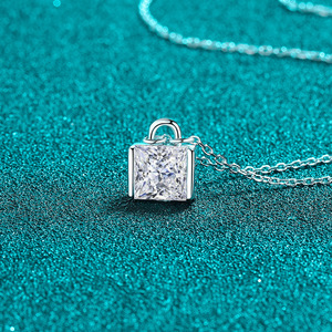 Collar con colgante de diamante de forma cuadrada al por mayor, joyería de lujo para mujer, joyería de moissanita personalizada de plata de ley S925 - Product Image 3