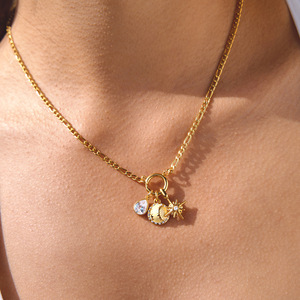 Collar con Colgante de Fútbol para Mujer, Estilo Moderno para el Día del Partido, Acero Inoxidable, Chapado en Oro, Resistente al Agua y al Deslustre, Joyería Deportiva - Product Image 2