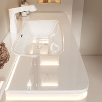 Ensemble de meuble-lavabo de salle de bain moderne de couleur crème avec vasque en céramique intégrée, miroir, armoire et coiffeuse