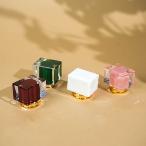 <span class=keywords><strong>L</strong></span> en stock bouchon de parfum carré coloré MMA diamètre intérieur en plastique 17.2mm pour bouteille de parfum de 15mm - Product Image 2