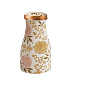 Bouteille d'eau en céramique florale avec bordure dorée et motif de roses roses pour usage domestique - Product Image 1