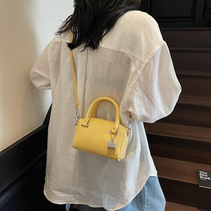 กระเป๋าสะพายข้างสีเหลือง ขนาดกลาง สำหรับใส่ในชีวิตประจำวัน กระเป๋าสะพายไหล่ผู้หญิง สไตล์สปริง 2026 เก๋ไก๋ ลำลอง - Product Image 1