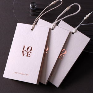 Tùy Chỉnh Sang Trọng Đặc Biệt Giấy Dập Nóng Vàng Logo Hangtags Với Kết Cấu Cá Nhân Logo Giấy Hangtags Cho Quần Áo - Product Image 1