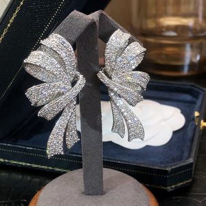 Orecchini a Perno con Fiocco per Donne, Design a Linee Fluenti, Accessori per Orecchie alla Moda per Uso Quotidiano - Product Image 3