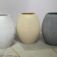 Jardinières modernes en fibre de verre texturées sable grossier, grandes jardinières et pots pour projets paysagers commerciaux