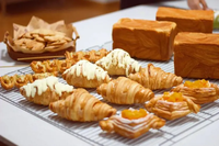 Machine automatique multifonctionnelle ADMF pour l'alignement et l'agencement des plateaux de pain – Équipement pour pain de mie, pains à burger, baguettes, croissants et produits de boulangerie