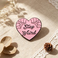 Broche en émail plaqué or rose, motif toile d'araignée cœur rose, avec inscription 'Stay Weird' gothique, en alliage de zinc, accessoire pour mariage, fête, fiançailles