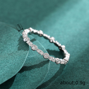 Anello Minimalista con Zirconi, Elegante Accessorio Quotidiano per Donne, Design Moderno e Semplice - Product Image 4
