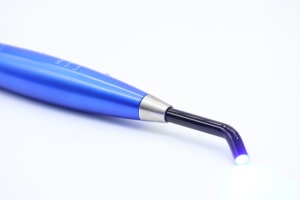 เครื่องฉายแสง LED สำหรับงานทันตกรรม พร้อมด้ามจับพลาสติกสีน้ำเงิน จอแสดงผลดิจิตอล และหัวสีแดง - Product Image 2