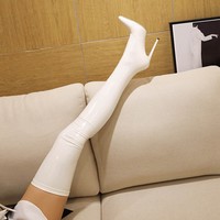 Bottes cuissardes noires à talon aiguille et bout pointu en matériau brillant, style luxe et mode pour femme