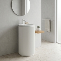Meuble de salle de bain moderne sur pied avec vasque en céramique, design incurvé cannelé, étagères de rangement ouvertes, mobilier d'hôtel sur mesure