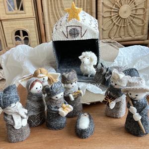 Crèche <span class=keywords><strong>vintage</strong></span> faite à la main en feutre de laine naturelle, ensemble de 7 pièces pour la décoration de Noël : Commerce équitable certifié et fait à la main - Product Image 1
