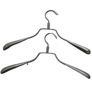 Revêtement et traitement personnalisés des manchons en PVC ; traitement et revêtement antidérapants pour surface de cintres à vêtements avec crochet argenté. - Product Image 3