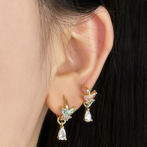 Listos para Enviar, Lindos y Modernos Pendientes de Aro con Mariposa de Circonita Cúbica Chapados en Oro de 18K para Mujer - Product Image 2