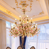 Lustre en céramique à motif floral rose de style campagnard français, luminaire suspendu vintage en laiton massif pour la décoration d'hôtel