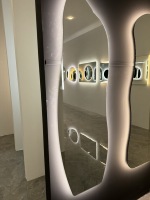 Miroir mural intelligent incurvé et irrégulier, éclairé sur toute la longueur, avec lumières LED, idéal pour hôtels, salles de bain et appartements – Offre Spéciale