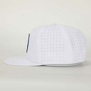 Sombrero de ala plana de 6 paneles de alta calidad con logotipo de parche bordado personalizado al por mayor, gorras de poliéster blanco con agujeros cortados con láser, gorra Snapback - Product Image 3
