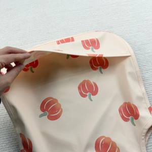 Bavoir compact <span class=keywords><strong>imperméable</strong></span> à pression pour bébés, en cuir PU, sans manches, séchage rapide, imprimé fruits, petite taille - Product Image 3