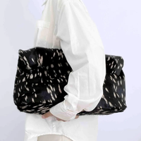Sac à main en poils de veau personnalisé OEM, sac cosmétique en cuir véritable pour femme, pochette en cuir souple surdimensionnée à fermeture roll-top