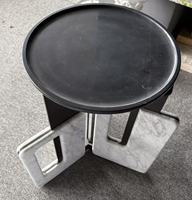 Table basse en marbre blanc sur mesure avec plateau tournant, base en dalle de pierre veinée grise, mobilier de salon moderne et luxueux