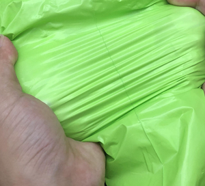 Accepte la personnalisation Matériau PE durable résistant à la rupture Produit en usine et imprimé pour le sac de colis de livraison par courrier - Product Image 4