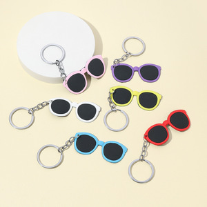 Porte-clés en caoutchouc PVC en forme de lunettes de soleil Hip Hop mignonnes, idéal pour l'été, la plage, les souvenirs, les cadeaux, accessoire de sac à la mode, vente en gros - Product Image 2