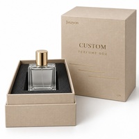 Boîte rigide verticale pour parfum avec logo personnalisé, en papier texturé spécial beige C01, 10x10x14cm, avec insert en mousse surélevé et dorure mate.