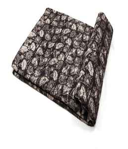 Tissu en coton doux et respirant imprimé à la main, motif traditionnel, idéal pour les vêtements et l'ameublement. - Product Image 3