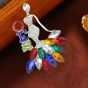 Broche commémorative en alliage avec strass et perles en forme de triangle, style lettre, pour frères, plusieurs modèles - Product Image 3