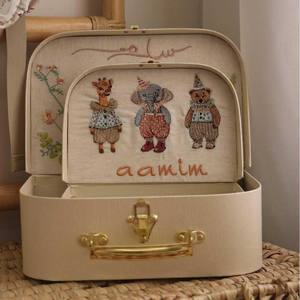 Caja de Recuerdos para Bebé Recién Nacido con Forma de Maleta de Cartón, Bordado de Animales y Flores, Caja de Regalo para Zapatos y Juguetes para Baby Shower con Logotipo - Product Image 5